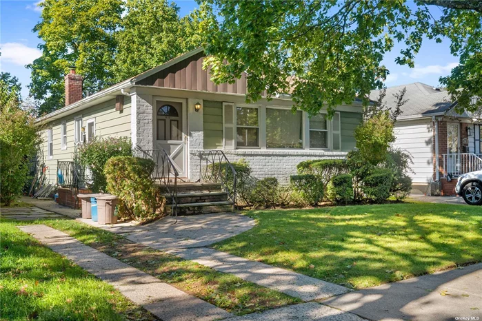 Bright and spacious ranch in the heart of Oakland Garden, Bayside. Great starter house with great potentials. House sitting on a 41X100 lot R2 Zoning, allowed for extension or a new built. Close to school, park, shops, bus, and major highway. This is a rare find opportunity in Oakland Garden. MUST SEE!!!