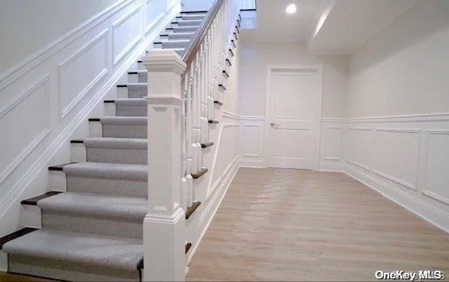 sample-Stairs to Basement