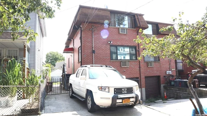 Excellent Location In Downtown Flushing! Near Kissena Blvd. Walk To Gold City Supermarket! I.S.237, John Bowne H.S. Close To All!