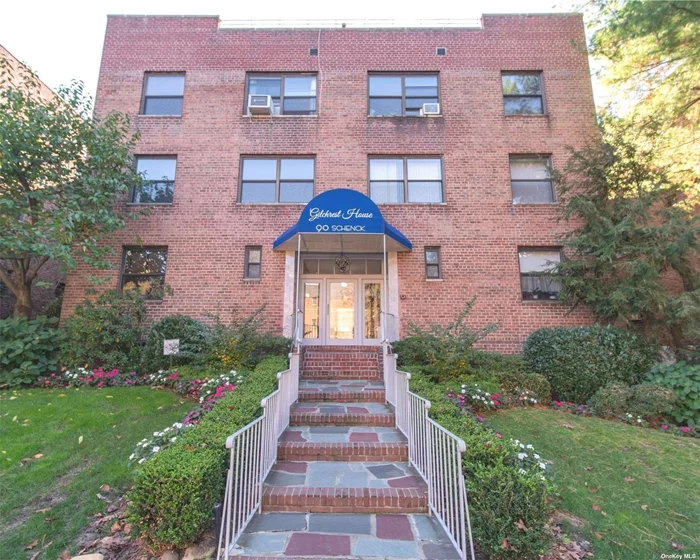 Bright & large 1 Bedroom apt south facing on 3rd floor in great neck. New washer & dryer in unit. Updated Kitchen & Bathroom with ceramic tiles & Hardwood floors throughout the apt. Close to Park/LIRR & Great Neck Plaza. Great Neck School District. Must see.