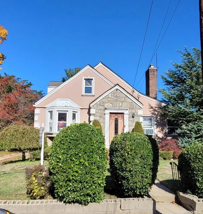 Cape style home located in West Hempstead