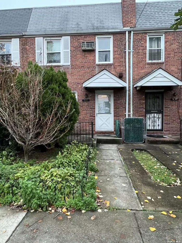 A beauty renovated single family apartment in house. Washer & Dryer in the Basement. Quiet neighborhood. Easy street parking. 3 minutes to Union Tpke. Near public transportation. Near Saint johns university.