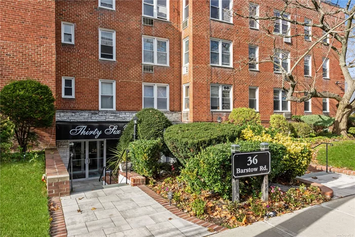 Bright & Updated 1 Bedroom/1 Bath Co-op in the heart of Great Neck offers a spacious living room/dining room, eat in kitchen with stainless steel appliances & hardwood floors throughout. Close to transportation, LIRR, restaurants & shops.