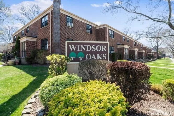 Beautiful 2 bedroom/ 1 bath first floor end unit at Windsor Oaks. Large living room with lots of natural light, updated kitchen, master bedroom with two exposures overlooking garden area. Ideal location. Close to all shopping, restaurants, transportation, and schools