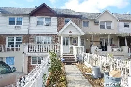 Single Family, Attached . 3 bedrooms, 3 baths. close to transportation and Shopping.