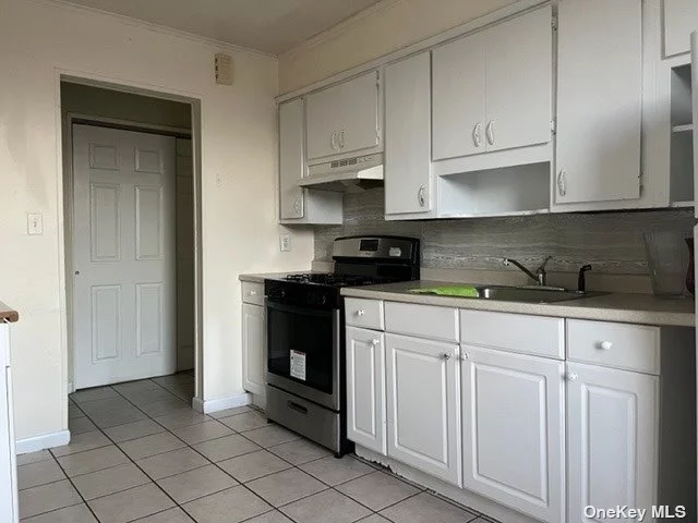 2 Bedroom, 1 bathroom,  and kitchen near shopping and transportation. Owner pays Heat and water