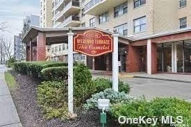 Beautiful 1BR Apt located on the12th floor, with a balcony offering a stunning view of the city skyline. Conveniently located near public / private schools, shopping centers and 2 blocks from the F train. Enjoy Jamaica Estates neighborhood. Features: 24HR DOORMAN, PARKING GARAGE, INDOOR POOL, GYM, SAUNA and LAUNDRY ROOM (Common).