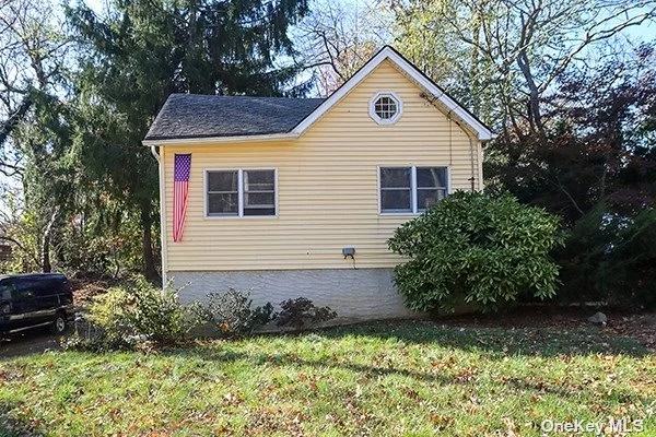 Charming 1 bedroom cottage sits on large 1/2 acre! Storage is not a problem with a large basement. Close to train, schools, village. Great starter home or for snowbirds. Investors are welcomed!