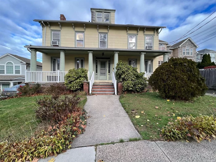 Spacious 2 Bedroom2nd floor apartment in the heart of town near the town dock walkable to shops and LIRR. Updated Bathroom, flooring, and painted. Full finished attic for storage.