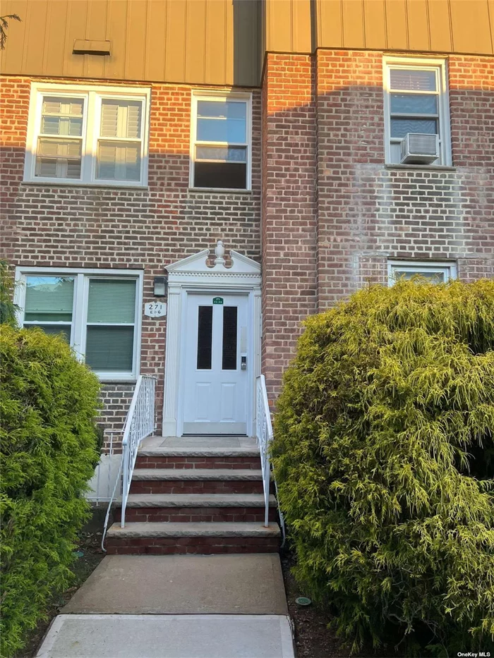 Beautiful 1 Bedroom, 1 Bath Apartment. Eat-in Kitchen with granite counters, hardwood floors, large rooms. Park-like grounds. Minutes to LIRR. Street Parking.