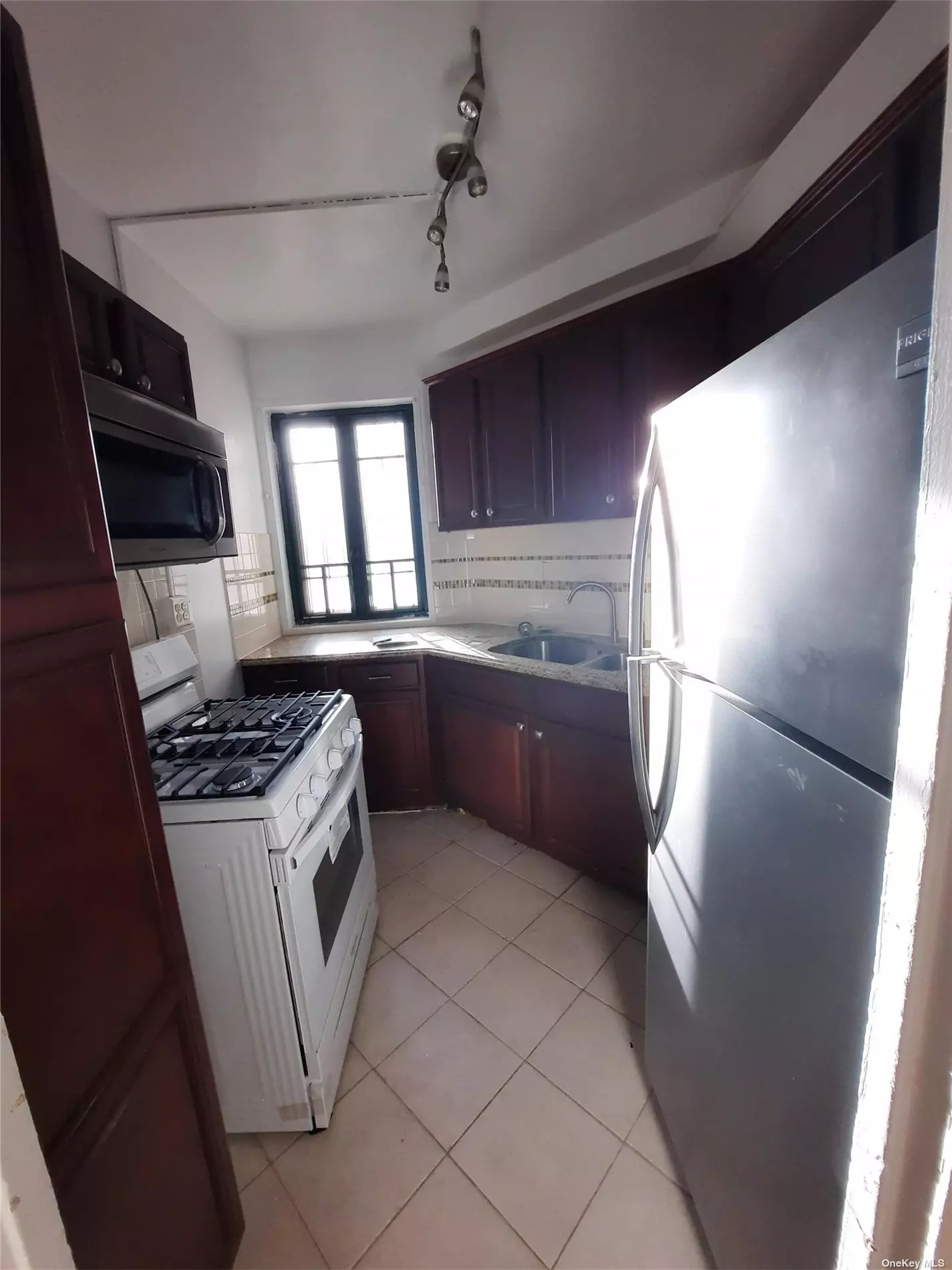 Spacious apartment with roomy bedrooms, closets,  Kitchen and full bathroom ,  Living room. Great location: Close to shopping, transportation, schools and much more. Open house 12-4-2022 from 12-1:30pm is cancelled