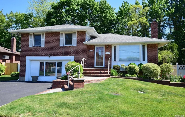 Quiet And Convenient Mid-Block Location, This Extended Split Level Rental Has Hardwood Floors Throughout, Gas-Heat And Cooking, And Central Air Condition. The Pella Door Leads To A Huge Deck And Beautiful Backyard. Big Family Room On First Floor. Award-Winning Syosset School District.