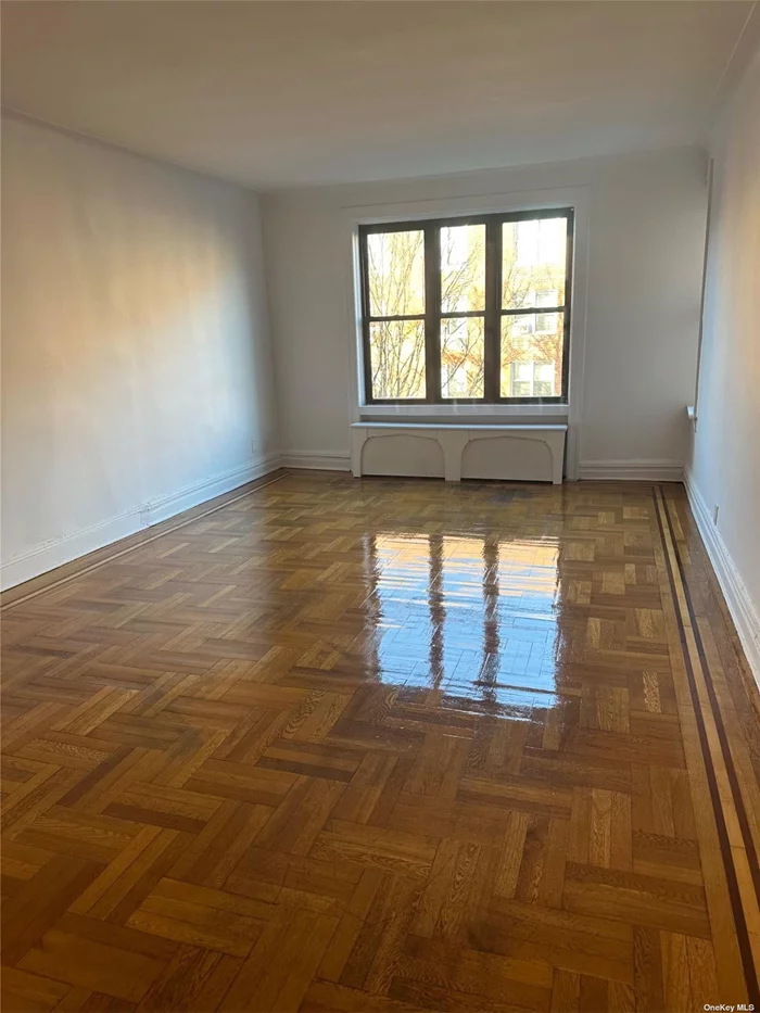 Newly renovated huge three bathrooms apartment. Near subway and LIRR . Supermarkets and restaurants are one block away. One month free for the first year. Pet under 35lbs allowed.