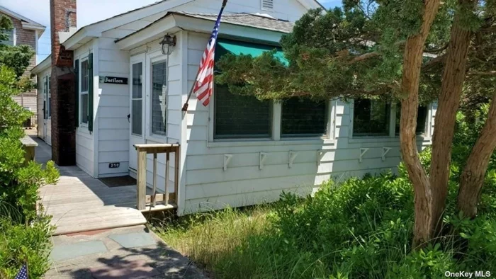 CLASSIC Old Fire Island Cottage w/4 bedrooms, 2 baths, screened in porch. Great Location! Close to the Beach! Includes 4 adult bikes, 4 kids bikes, 6 beach chairs, 1 wagon & 2 beach umbrellas.