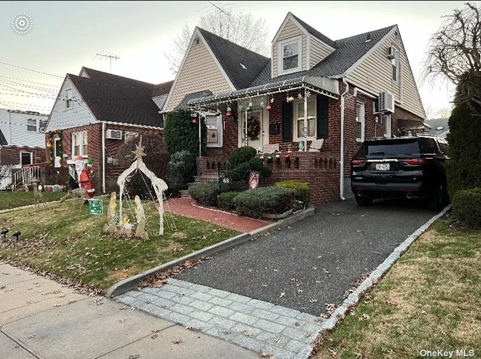 Beautiful One Family Home located in the heart of Franklin Square. First Floor Living Room Dinning Room Combo Eat in Kitchen 2 Bedrooms & Full Bathroom, 2nd Floor Master Bedroom W/ Full bathroom, Laundry Room. House has plenty of closet space a Finished Basement W/ Own Entrance beautiful bag yard with Garage.