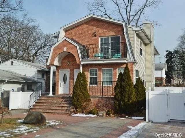 Eat in Kitchen, Hardwood Floors As Seen, Security System, Sky Light, Storage