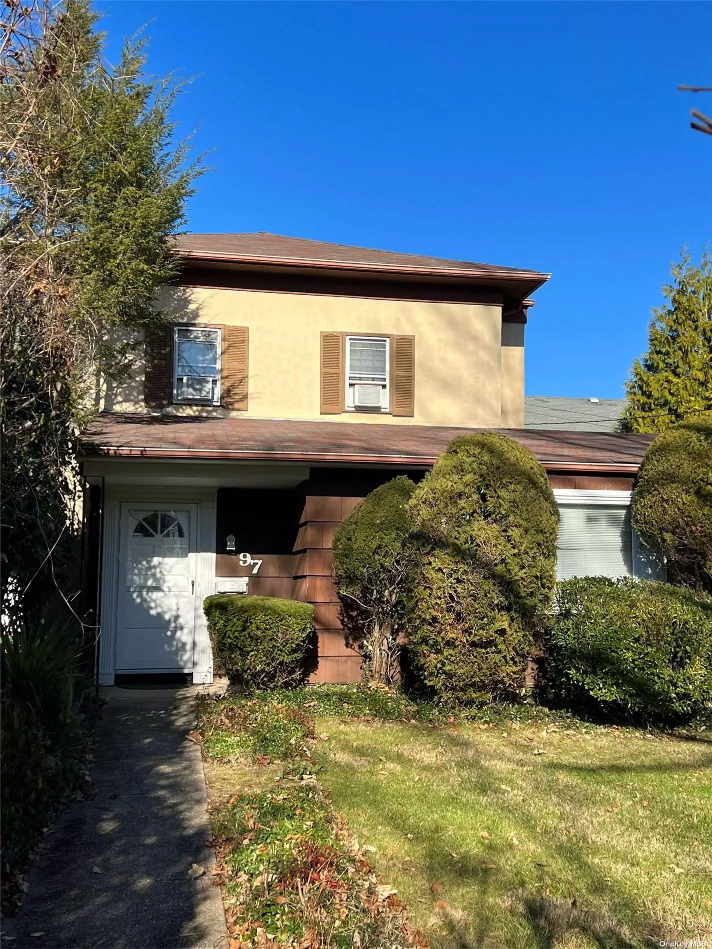 3 bedrooms with 1.5 bath dining room. Colonial. 3 Blocks from LIRR. Close to Manhasset Middle School and High School. Rental Permit till April 26/2024