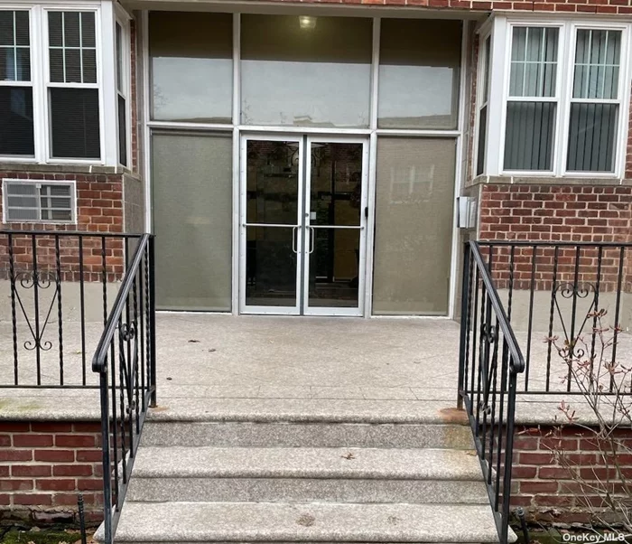 spacious 1 bdrm 1 bth apt in well maintained elevator bldg with terrace overlooking garden, near shopping , houses of worship , schools and transportation