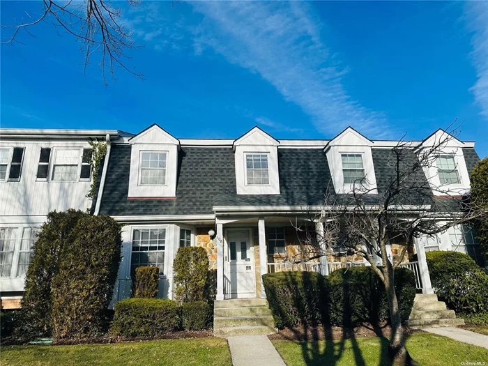 Beautifully Condo rental in prime Syosset neighborhood. Closed to Shopping Center, Train station and major highway. 24 hour security gate, Club house, community tennis court and swimming pool. Must SEE!