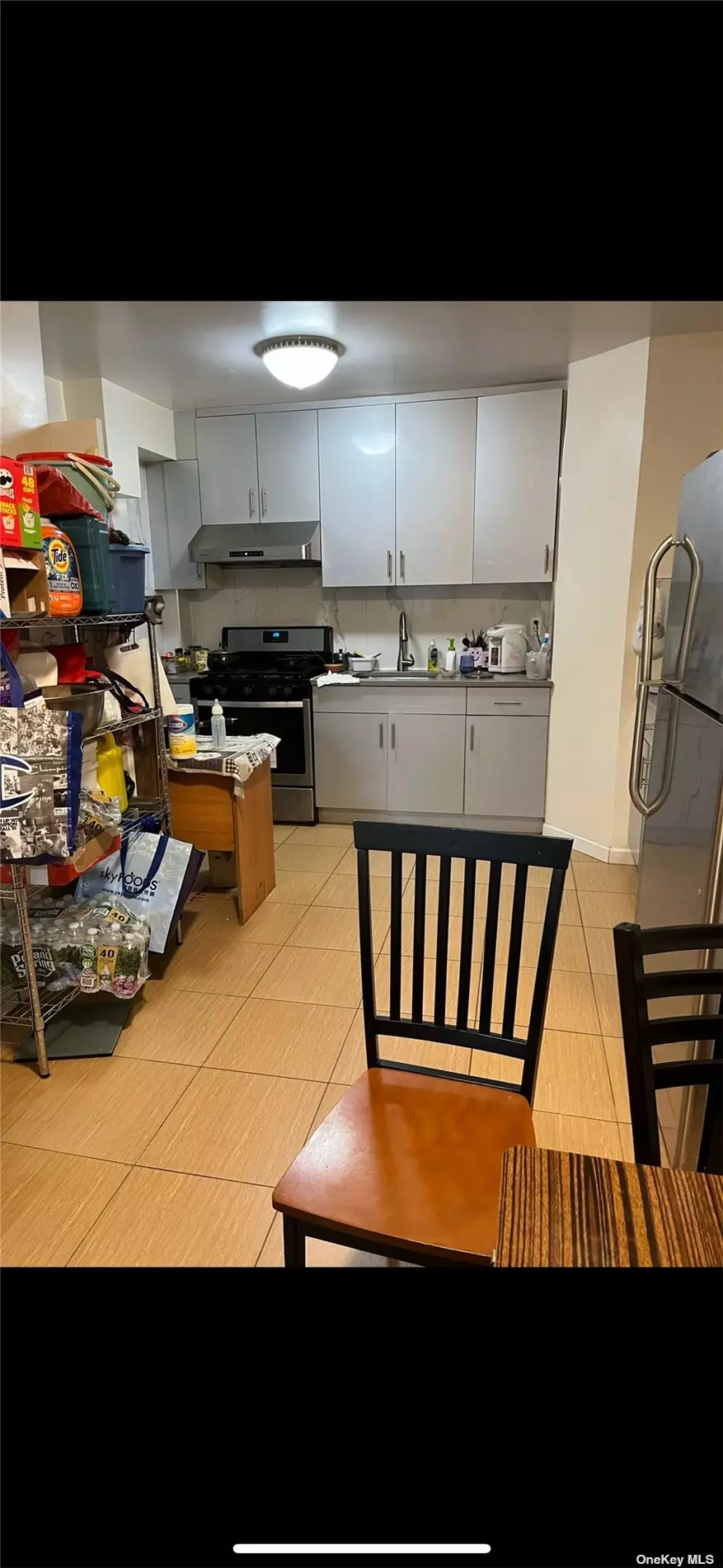 Rarely find Large kitchen space Full Renovated apt on first floor no interview required. Pets friendly .cash only please verify your proof of funding & credit score