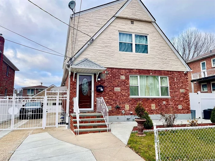 3b2b second-floor apartment in whitestone close to bus and supermarket easy street parking, Hardwood floor throughout Price location in Whitestone.