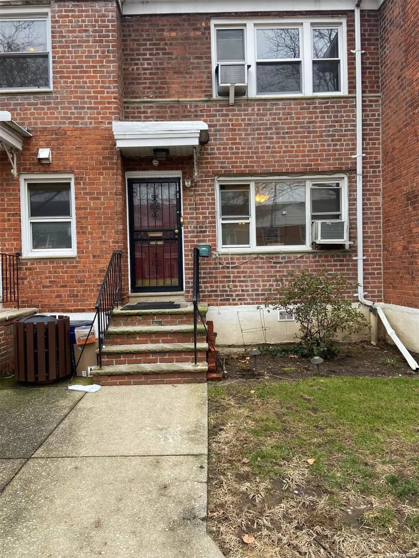 Cozy 2 Bedrooms Apt, Private Entrance, 1 Block Away From The Main St & Jewel Ave. Bus To Flushing & Forest Hills. Close To Park, School, Supermarket, Restaurant, Highways. Convenient To All.