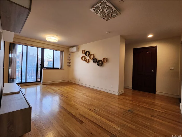 Prime Location In Downtown Flushing, Surrounded By Restaurants, Supermarket, Bank, One Block To Main Street. 12 Mins To #7 Subway Train, LIRR, Sky View Shopping Center. . Doorman In The Building. Smart Lock Entry.