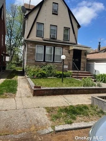 . Lovely free standing single family spacious rooms 4 possible 5-bedroom colonial. A very desirable neighborhood of Saint Albans, Queens Private driveway leads to a spacious backyard. Lovely hardwood floors throughout. sturdy workmanship!! leased Solar panels both sides of roof!! Needs some updating!!!!