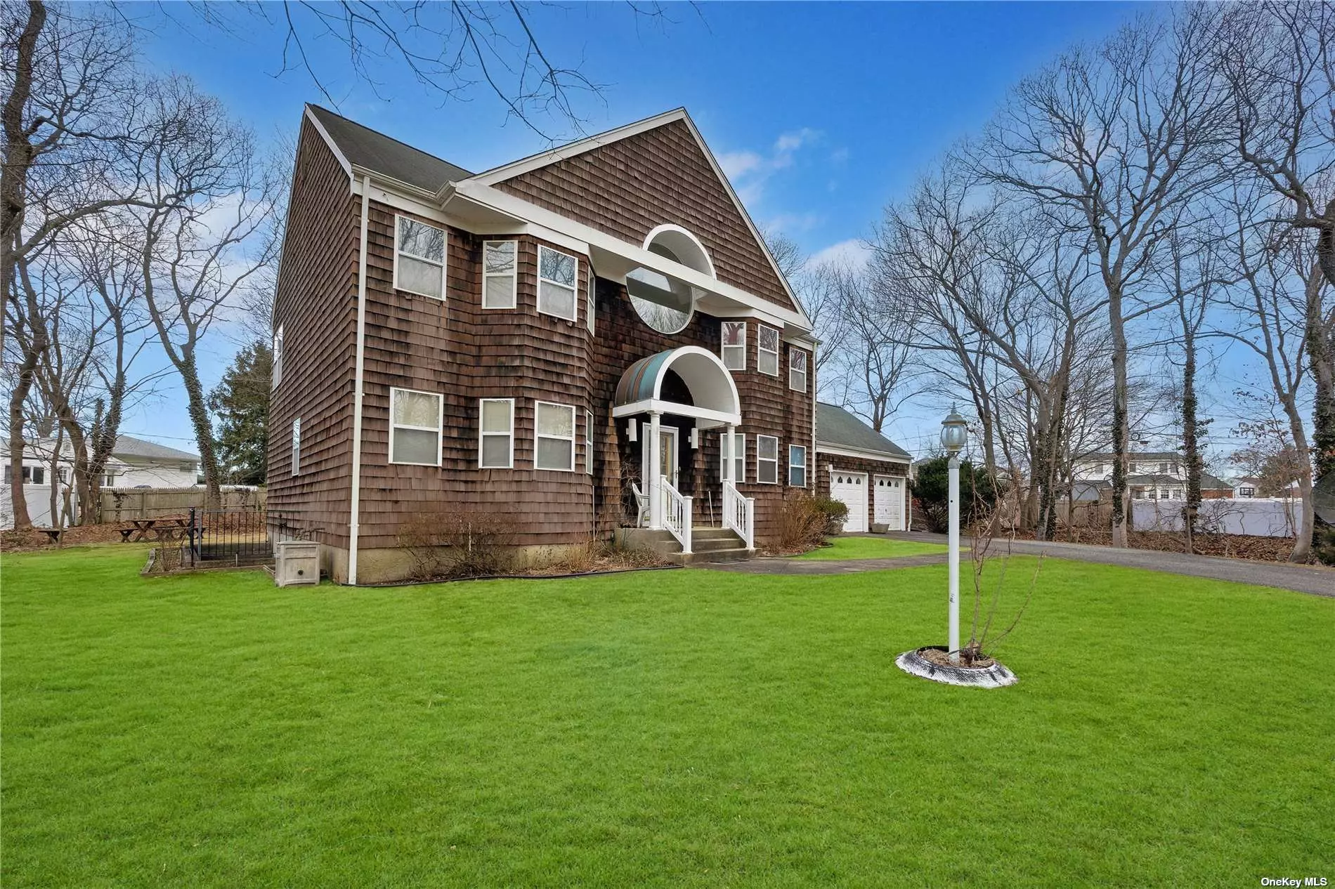 GORGEOUS HOME; PRIVATE & WELL MAINTAIN; WELL LIT FOYER WITH 23 FOOT CEILING; BEAUTIFUL KITCHEN; HARDWOOD FLOORS; GREAT FOR ENTERTAINMENT; WALKOUT BASEMENT; AND NEW ROOF WITH WARRANTY (01/24/2023). CALL FOR A PRIVATE SHOWING!