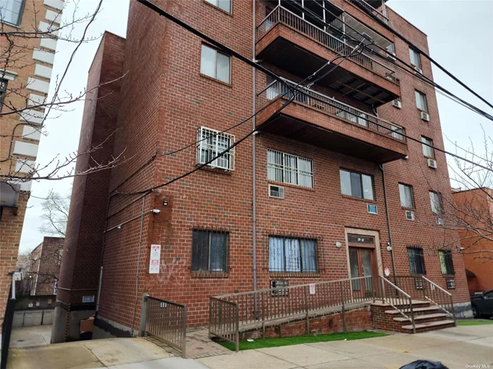 Well maintained building with ramp, elevator walk to subway, 7, E F M R, 15 MINS TO MANHATTAN.