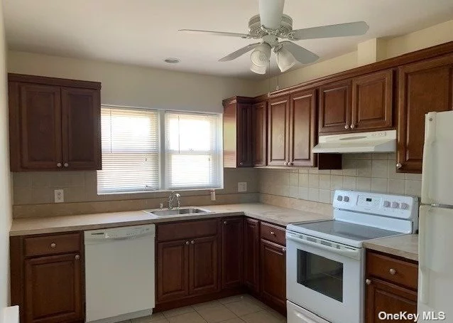 2nd Floor Apartment, 2 Bedrooms, Spacious Living Room, Full Bath, Eat In Kitchen, Hardwood Floors, near Major Highways! Heat, Water and Parking Included in rent.