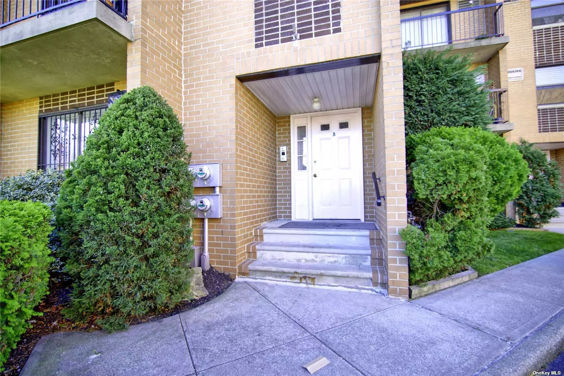 1300 sqft, Large 2 bedroom Unit located in the heart of Fresh Meadows. Featuring 2 bedrooms, additional Office room, 2.5 bathrooms, Assigned parking space, private garden, and more.