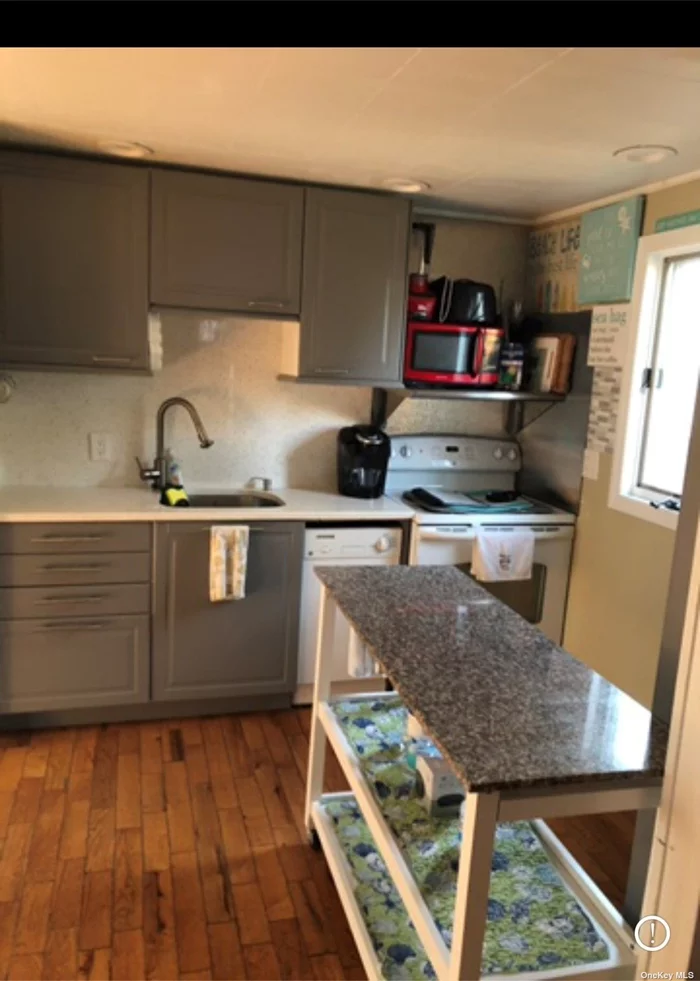 Beautiful Centrally Located With Private Back Deck. Includes Outside Shower, AC In All Rooms, 4 Bikes, 8 Beach Chairs, 2 Beach Umbrellas, And A Wagon.
