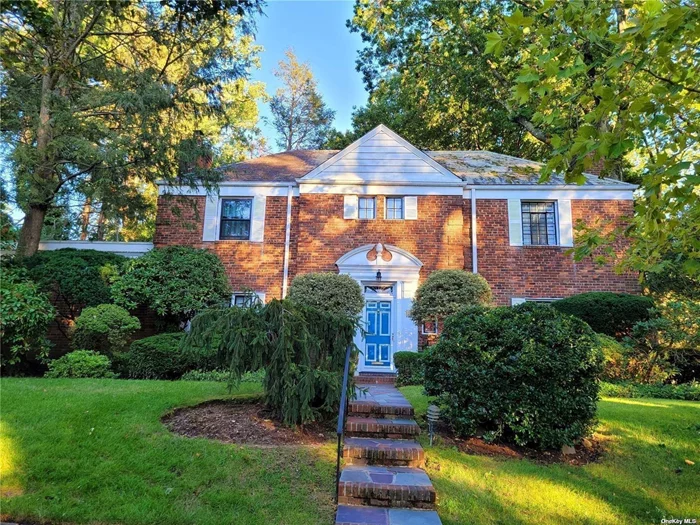 Location! Location! Location! This classic colonial style home built in 1983, that sits in the exclusive village of great neck. Offering 5 Bedroom 3 Fully Ronovated Baths, Formal and traditional Living Room, Dining Room, Sunny Room and Renovated Kitchen, flat and private backyard. It located mid-block in a charming neighborhood, close to bus, LiRR, and nearby shops, restaurants. A must see!