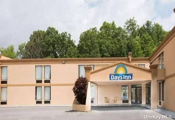 DAYS INN FOR SALE, 118 ROOMS & 120 Car PARKINGS.IN VERY GOOD Condition. NEAR RT 19. 4.6 Acer of land.