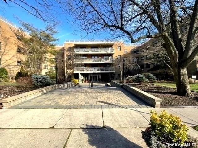 Sponsor Unit, No Board Approval Needed. Soacious 1 Bedroom Apartment With Private Terrace. Newly Rennovated kitchen. Large walk in closet. Amazing location Close To LIRR Station, Town, Shopping, Restaurants And Parks. Credit & Background check required.
