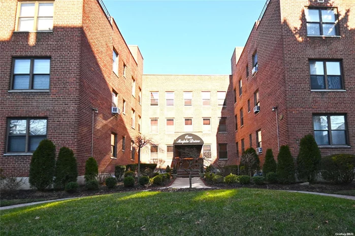 Welcome to The Cambridge House, Southern Facing, Remodeled, Top Floor, Corner one bedroom with one bathroom. Newly renovated eat in kitchen with big window and morning sun. Top of the line stain-less steel appliances, lots of counter space and high end cabinetry. Newly refinished, glistening hardwood floors. Stones throw to the heart of town, parks and shopping. Wait list for garage parking and easy parking adjacent to building, Additional information: Appearance:Mint