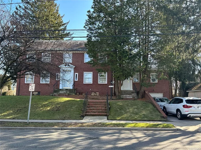 Great Neck 2, 100 sqft duplex apartment in house with 4 bedrooms and 2.5 bathrooms. 1 parking spot included. Located in Great Neck school district. Minutes from shops and restaurants on Northern Blvd. L.I.R.R. station and Q-36 bus stop.