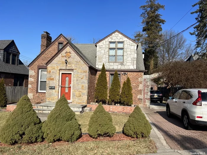 Charming Sun Filled Southern Exposure Home, 4 Bedrooms 2.5 Bathrooms Colonial In Great Neck South School. Updated Kitchen, Living Room, Formal Dining Room. Eat In Kitchen With Access To Backyard. Walking Distance To LIRR, Park And Shopping Center.