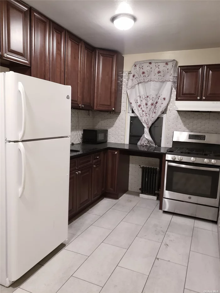 SPACIOUS 3 BEDROOMS WITH EAT IN KICHEN, LIVING ROOM, LARGE FRONT DECK, WOOD FLOORS, NEWLY RENOVATED FULL BATHROOM AND THE PLACE IS FULLY REPAINTED; THIS APT IS LOCATED IN THE NEIBORHOOD OF ELMHURST, CONVENIENT TO ALL, NEAR TO QUENN CENTER MALL, RESATURANTS, FARMACIES, PARKS AND TRANSPORTATION!