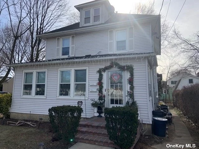 Beautiful 1st Floor Apartment With 2 Bedrooms and Newly Renovated Large Eat In Kitchen and Full Bath. Washer/Dryer. Heat included. Private entrance. Back porch and back yard. Close to LIRR, Shops and School