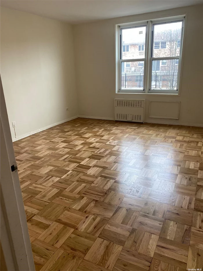 NO BOARD APPROVAL!!!! LOVELY JR 4 IN MICHELE BUILDING WITH REFURBISHED KITCHEN AND BATH SHINEY FLOORS FRESHLY PAINTED TONS OF CLOSETS. SPONSOR UNIT NO BOSRD APPROVAL!!!