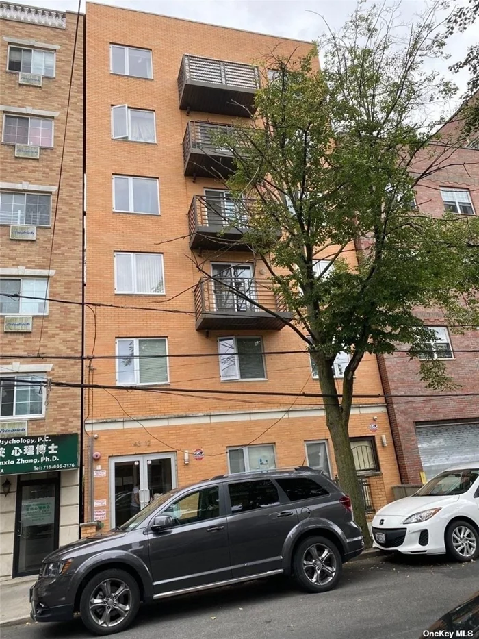 Nice Cozy 2 Bedrooms 2 Bathrooms Condo With Hardwood Floor. Minutes To School, Stores, Restaurants, Supermarkets, Park, Bus Stop And Bank. Close To #7 Train LIRR.