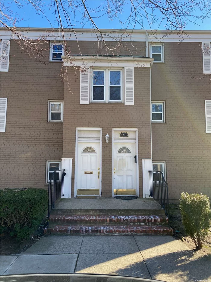 Excellent 1 Bedroom Co-op. 1st Floor Unit. Heat, water & taxes included in the maintenance. Street Parking or Garage Parking. Location is Excellent, near Bell Blvd, Shops & Restaurants! Washer and Dryer on Premises.