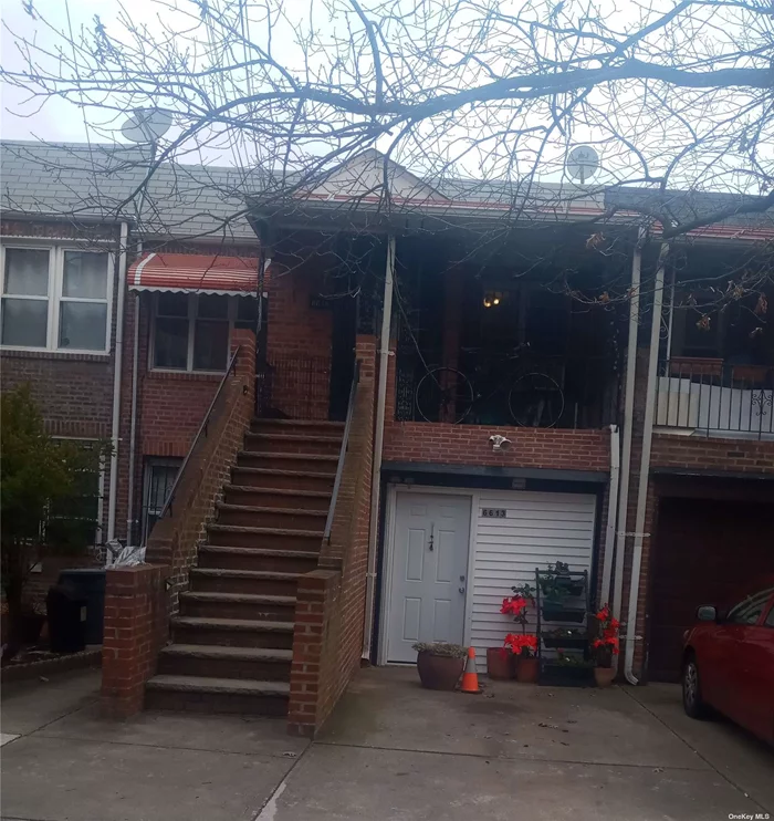 Fully renovated 2nd floor apartment- 3 bedrooms, 1 full bathroom, Eat in Kitchen, large living room. Backyard access per owner request. Close to shopping and transportation ( busses and LIRR).