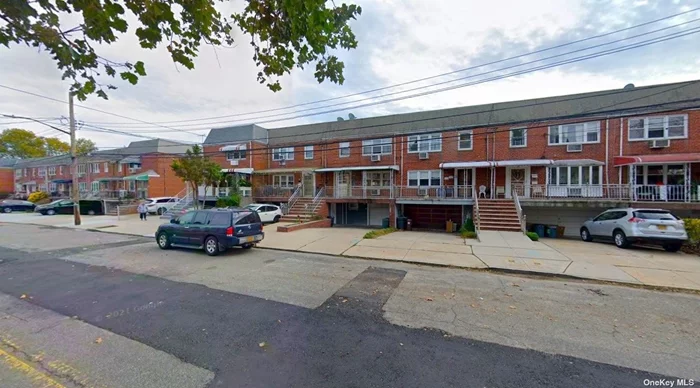 Flushing townhouse first floor apartment with 2 bedrooms and 1.5 bath. Located near schools and playgrounds plus supermarket, restaurants, shops, Q-20/44 buses on Union St Just minutes from Northern Blvd and Downtown Flushing business district and transit hub.