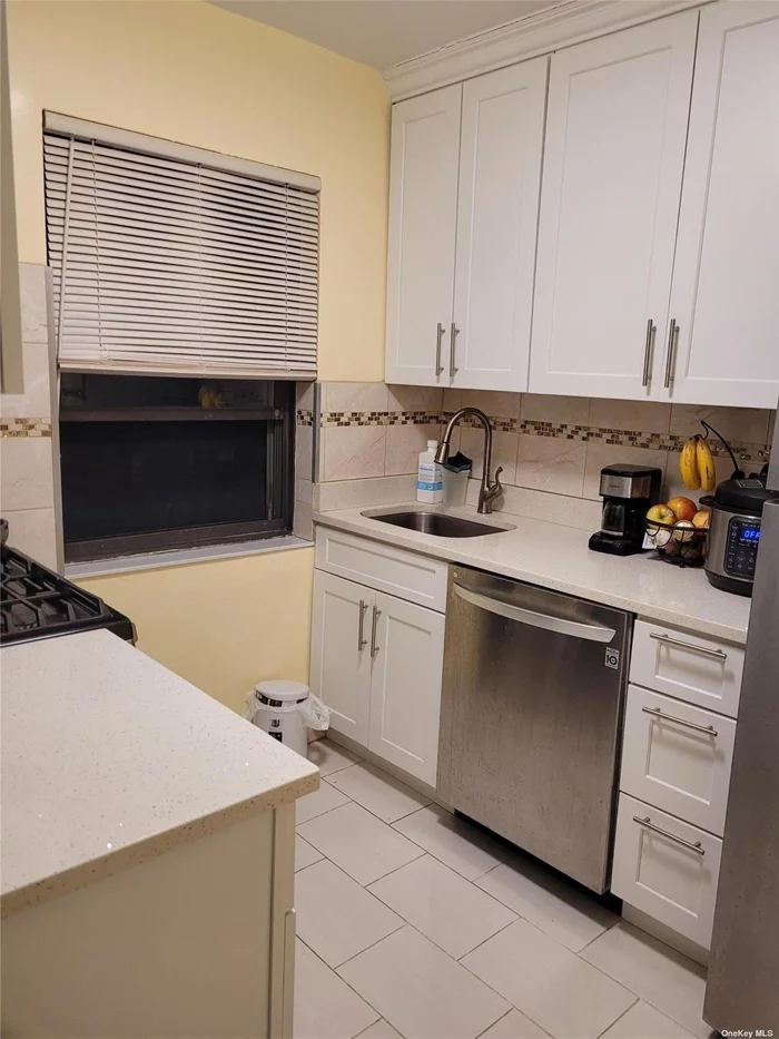 Beautiful and Bright 1Bedroom COOP Apartment In Jeffery Gardens. This Unit Is Almost Fully Renovated With New Appliances In 2021. No Flip Tax. 10 Min To LIRR, Express Bus To NYC, Close To Major High Way. All Showings By Appointment Only. Must See!