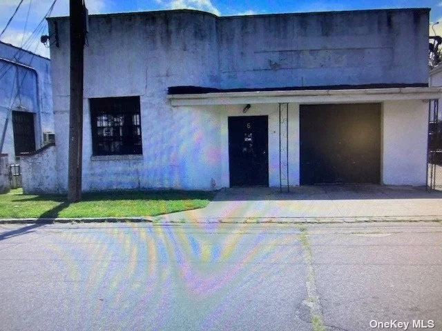 Left side of free Standing building. 11 foot ceilings. Small office and warehouse. Alternate side of street parking. Separate entrance. Tenant pays 1 months rent commission.