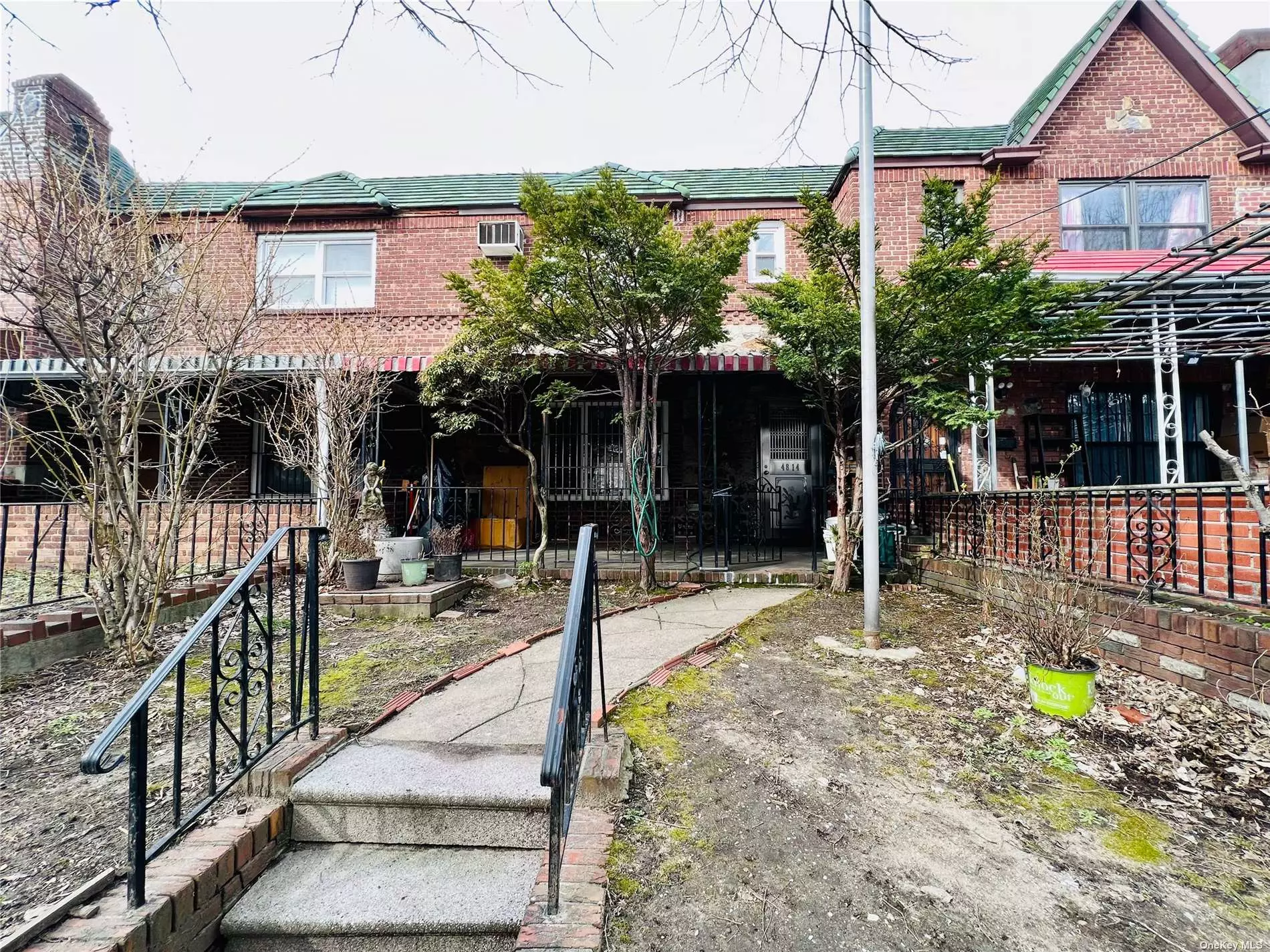 Attached single family home, solid brick, in a great Woodside location bordering Maspeth. Built a spacious 20&rsquo; wide by 35&rsquo; deep, this colonial features 3 bedrooms upstairs, living room, formal dining room and kitchen on the 1st floor and a full sized basement.