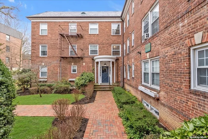 Welcome to this Beautiful 1 Bedroom, 1 Bathroom in the Village Garden Apartments. Renovated Kitchen With New Appliances. Large Bedroom. Full Bath. Lots of Closet Space. Near All Shopping and Transportation.